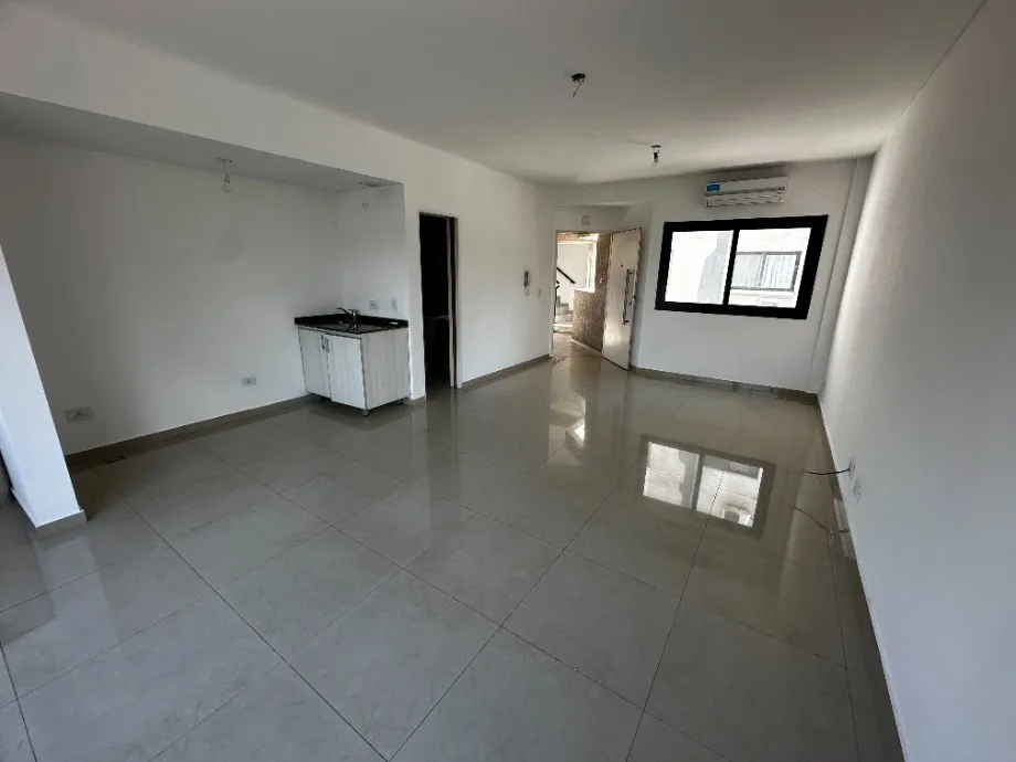 Monoambiente en alquiler con cochera en Moreno Centro