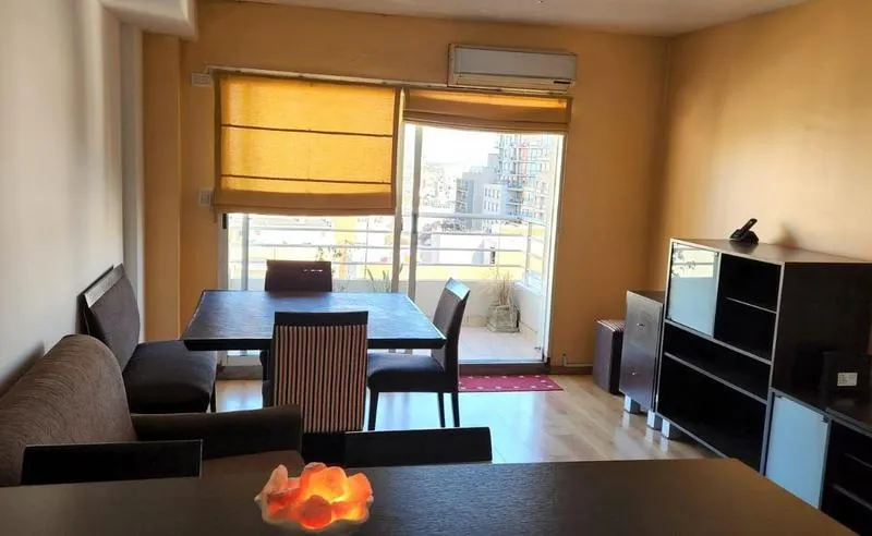 Departamento de 3 ambientes con balcón contrafrente en Flores