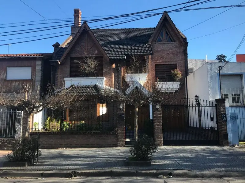 Casa en alquiler y venta de 7 ambientes en Ramos Mejía