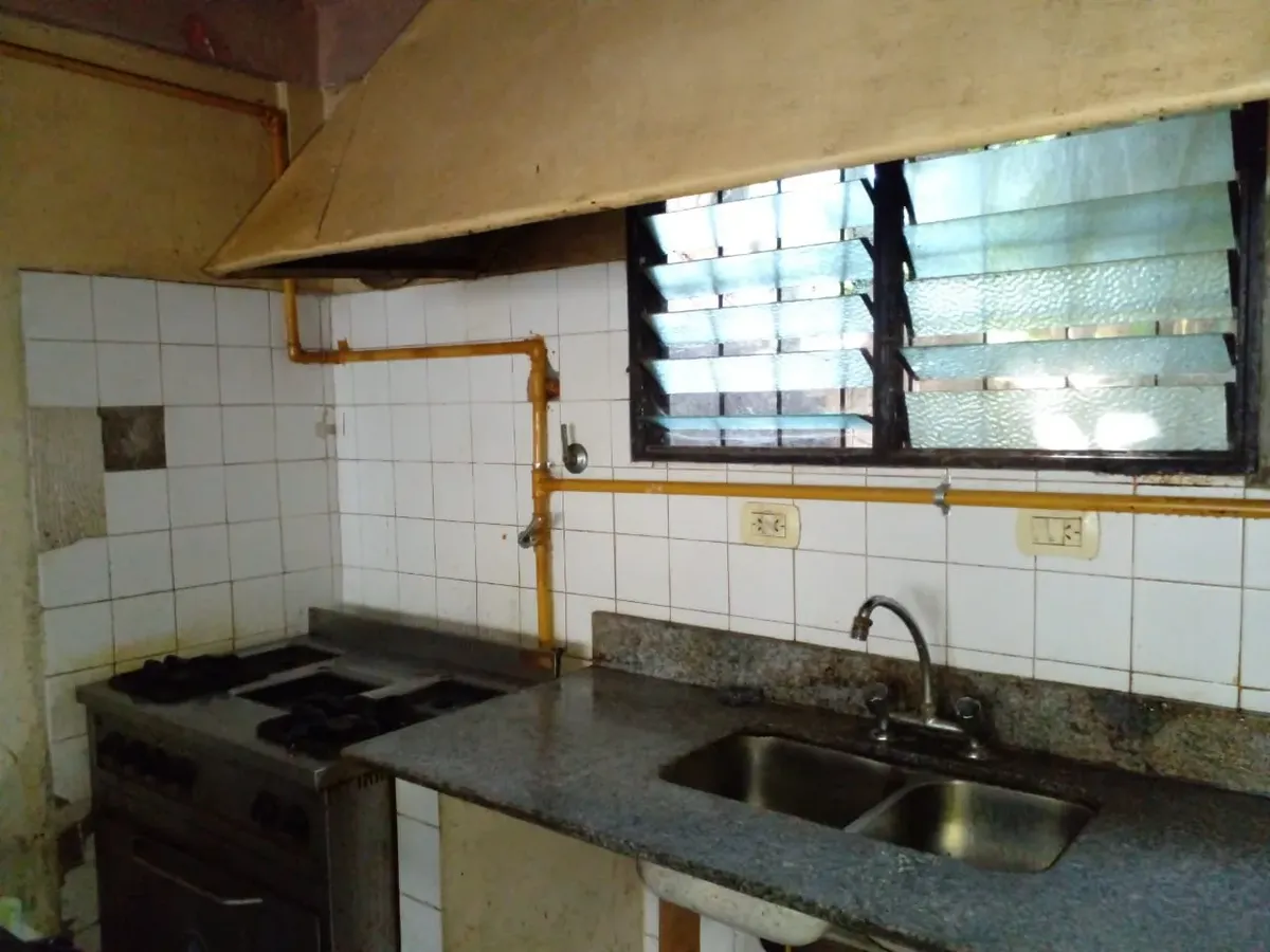 Two-bedroom apartment room in Victoria, for men only (over 40)