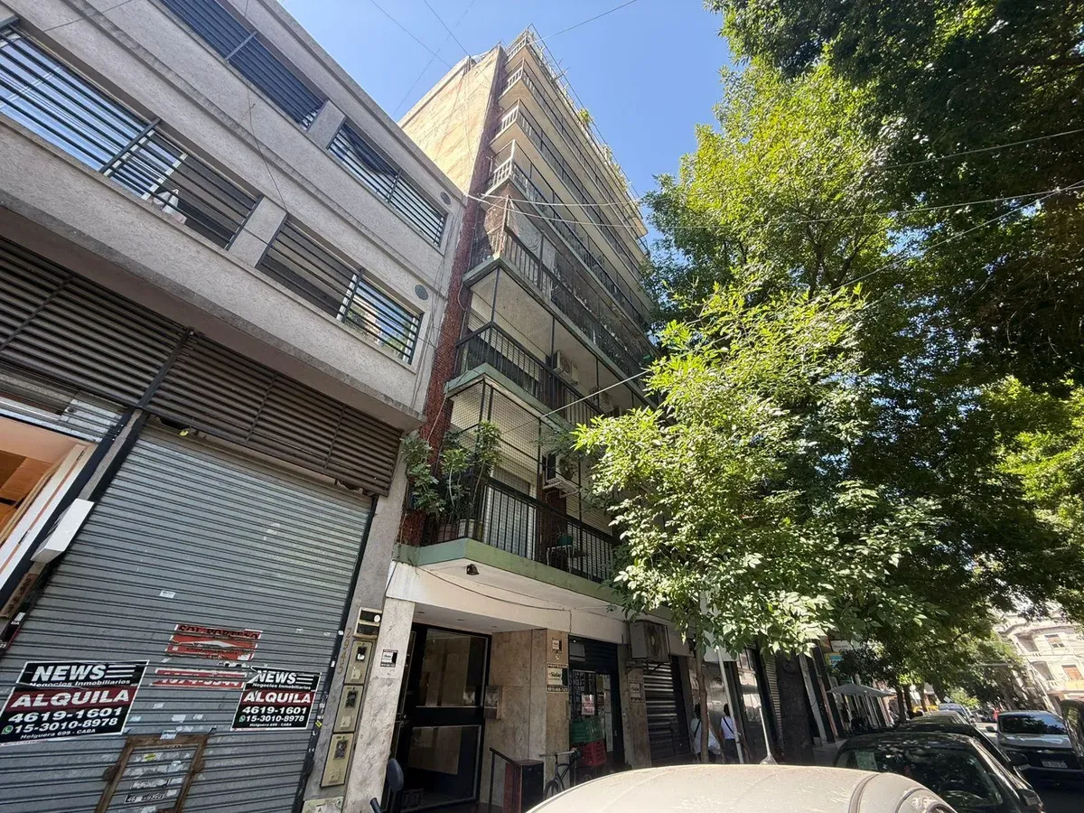 Departamento de 2 ambientes en Flores con patio y balcones