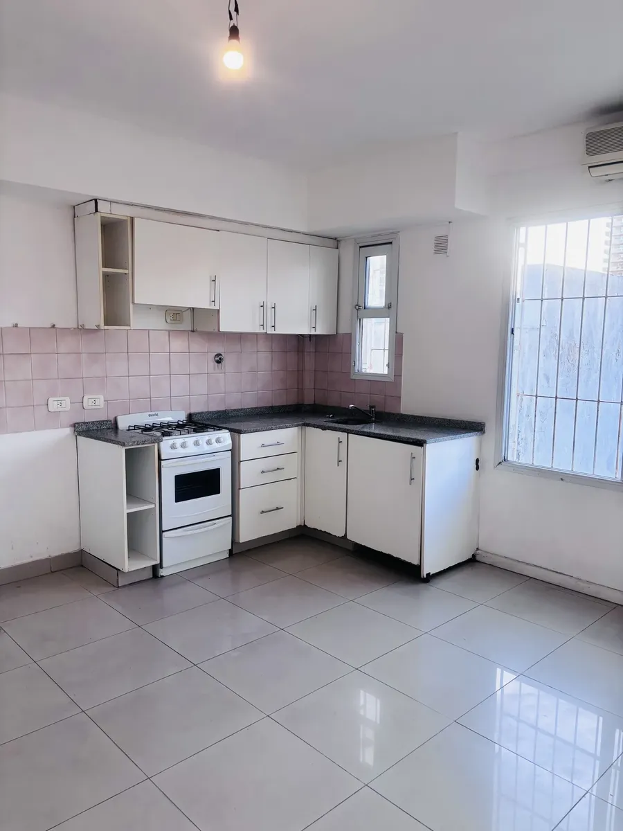 Apartamento de dois ambientes com vaga de garagem coberta em Lanús