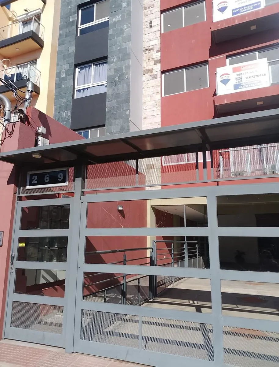 Departamento de 2 ambientes con cochera en Morón