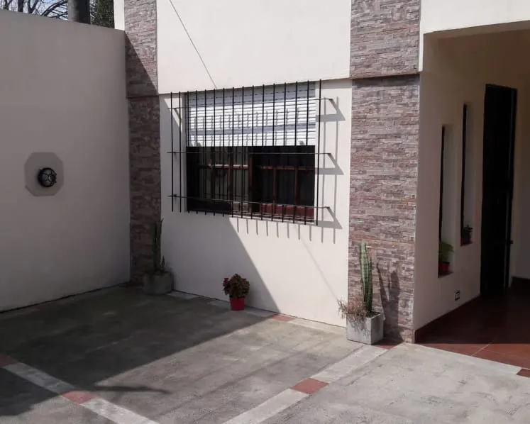 Kitnet com cozinha separada e pátio em Ituzaingó