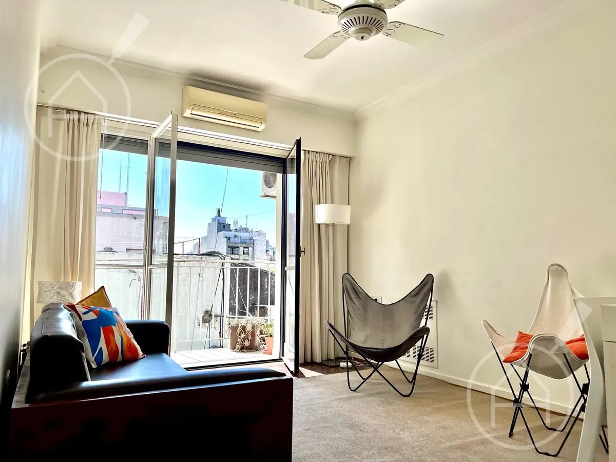 Apartamento de três ambientes com varanda contínua em Monserrat