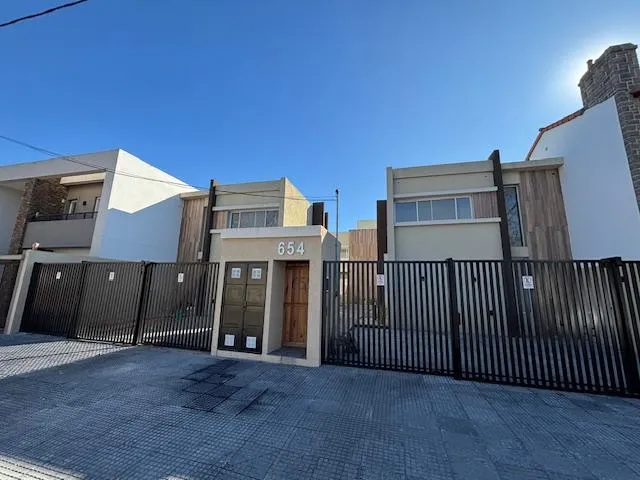 Departamento duplex de 3 ambientes a estrenar con cochera individual en Lomas de Zamora