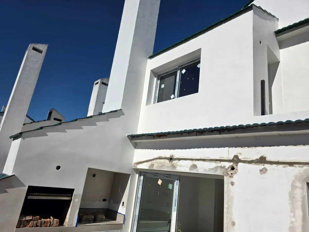 Three-bedroom apartment for rent in Victoria, with mooring and parking