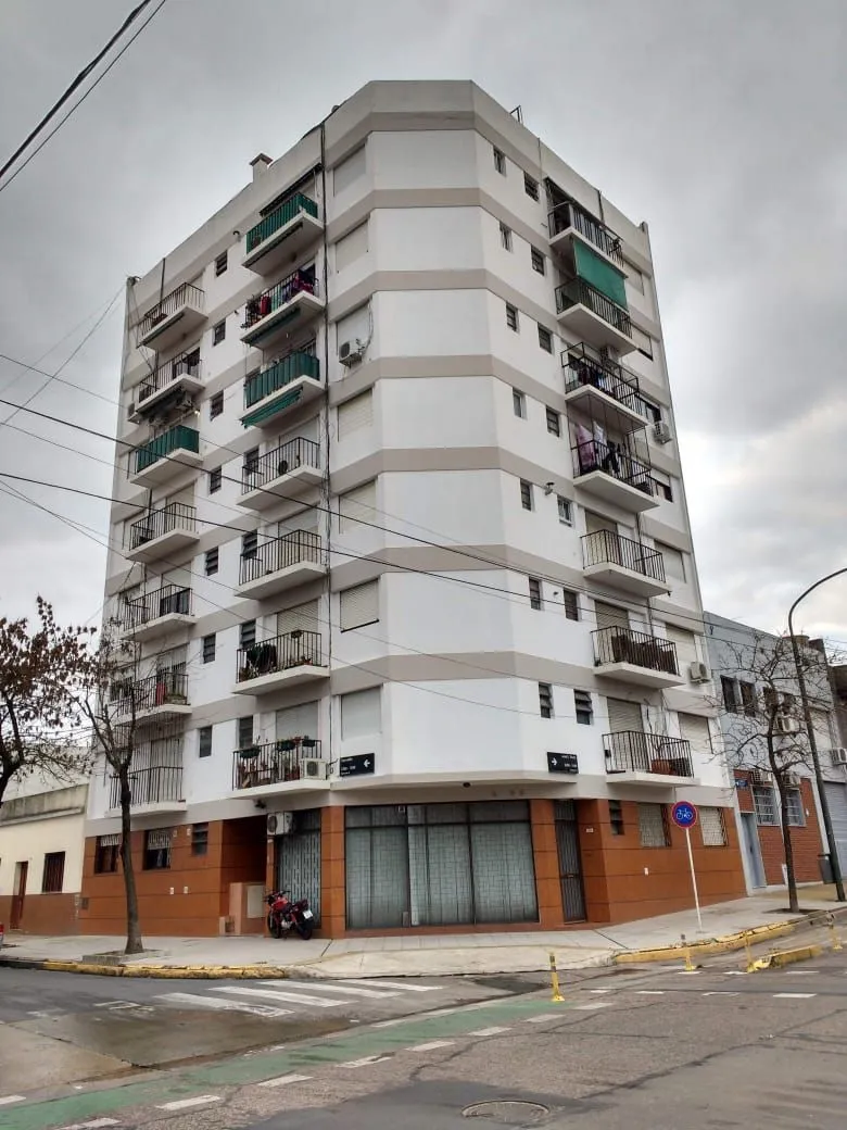 Apartamento de dois ambientes de frente em Mataderos