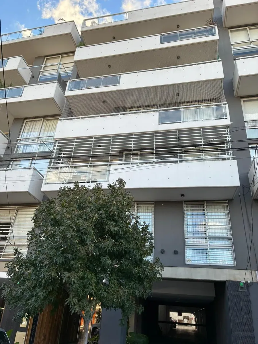Monoambiente en Villa General Mitre con balcón y terraza con parrilla