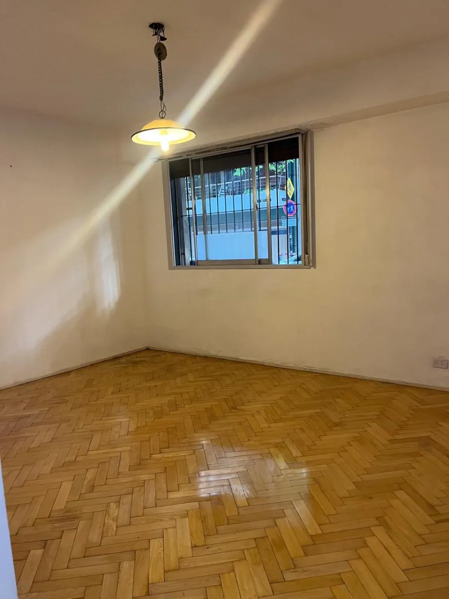 Departamento de 2 ambientes con patio en Flores