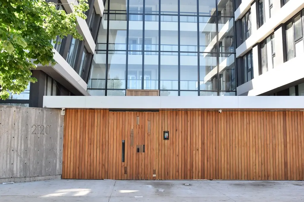 Kitnet (monoambiente) com pátio e área de churrasco em Parque Leloir