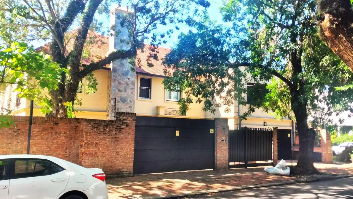 Арендный дом в Acassuso с 3 спальнями, садом и бассейном