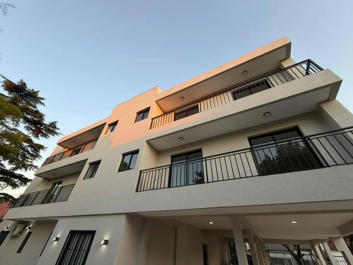 Apartamento de dois ambientes novo com 1 quarto, terraço privativo e vaga de garagem em Ituzaingó