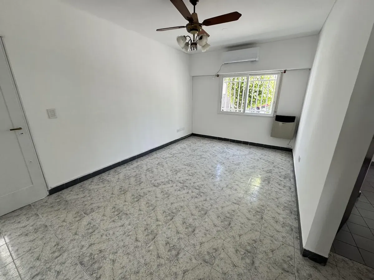 PH de três ambientes térreo com pátio em Mataderos