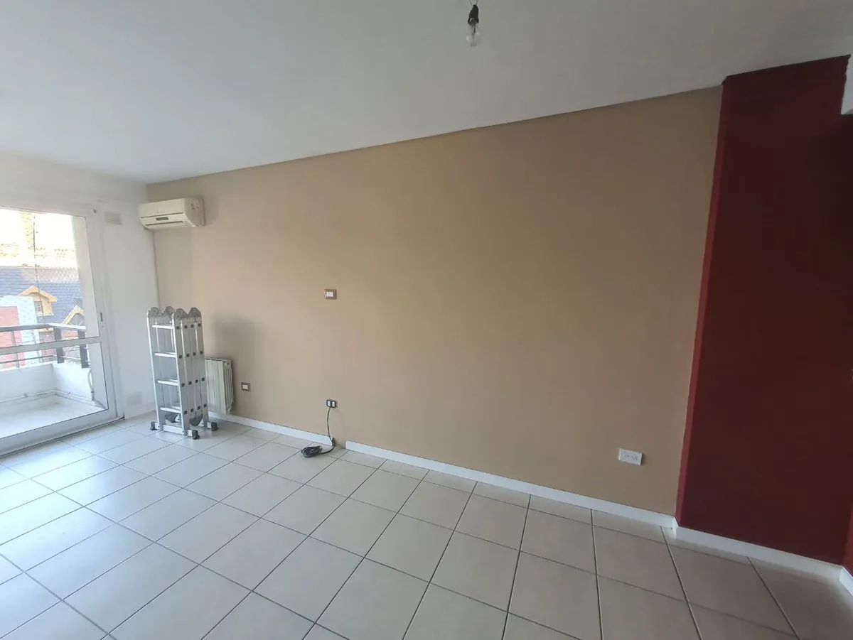 Departamento semipiso de 3 ambientes con cochera fija en Villa del Parque