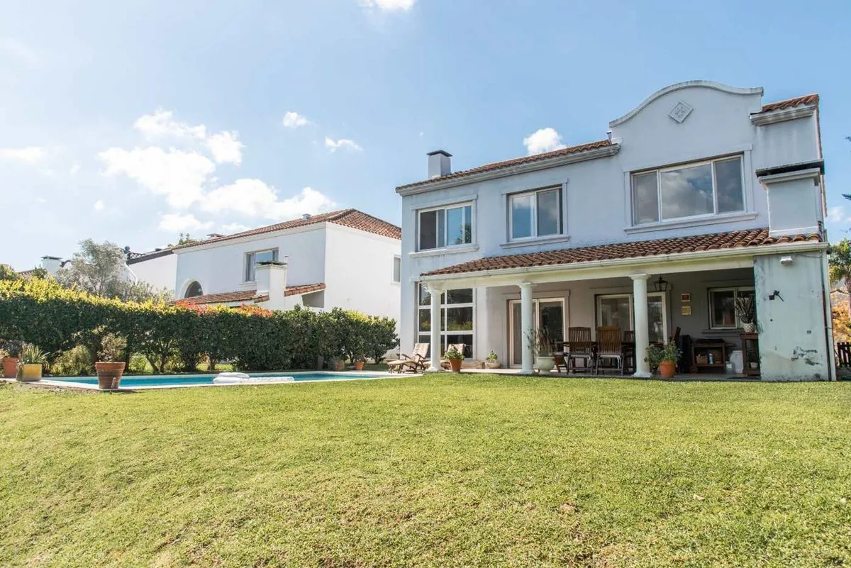 Four-bedroom furnished house by the central lake in Tigre