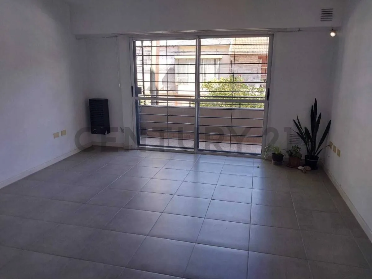 Apartamento de dois ambientes com 1 quarto, terraço e área de churrasco em Lanús Oeste