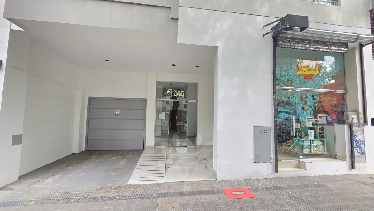 Apartamento de 2 dormitórios com varanda e vaga semicoberta para aluguel em La Plata