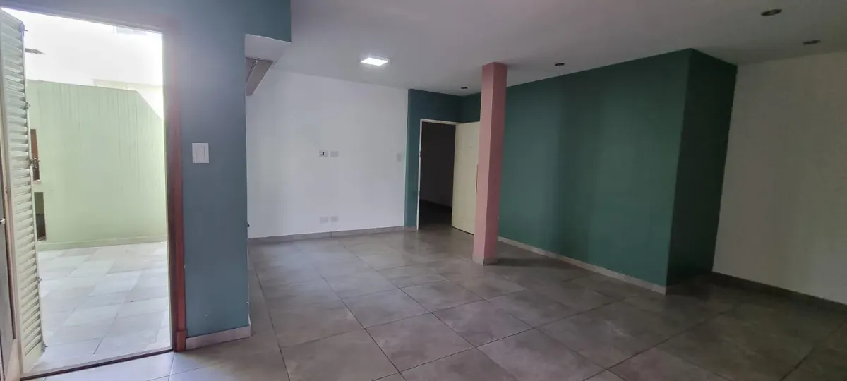 Apartamento de quatro ambientes no primeiro andar em Lanús
