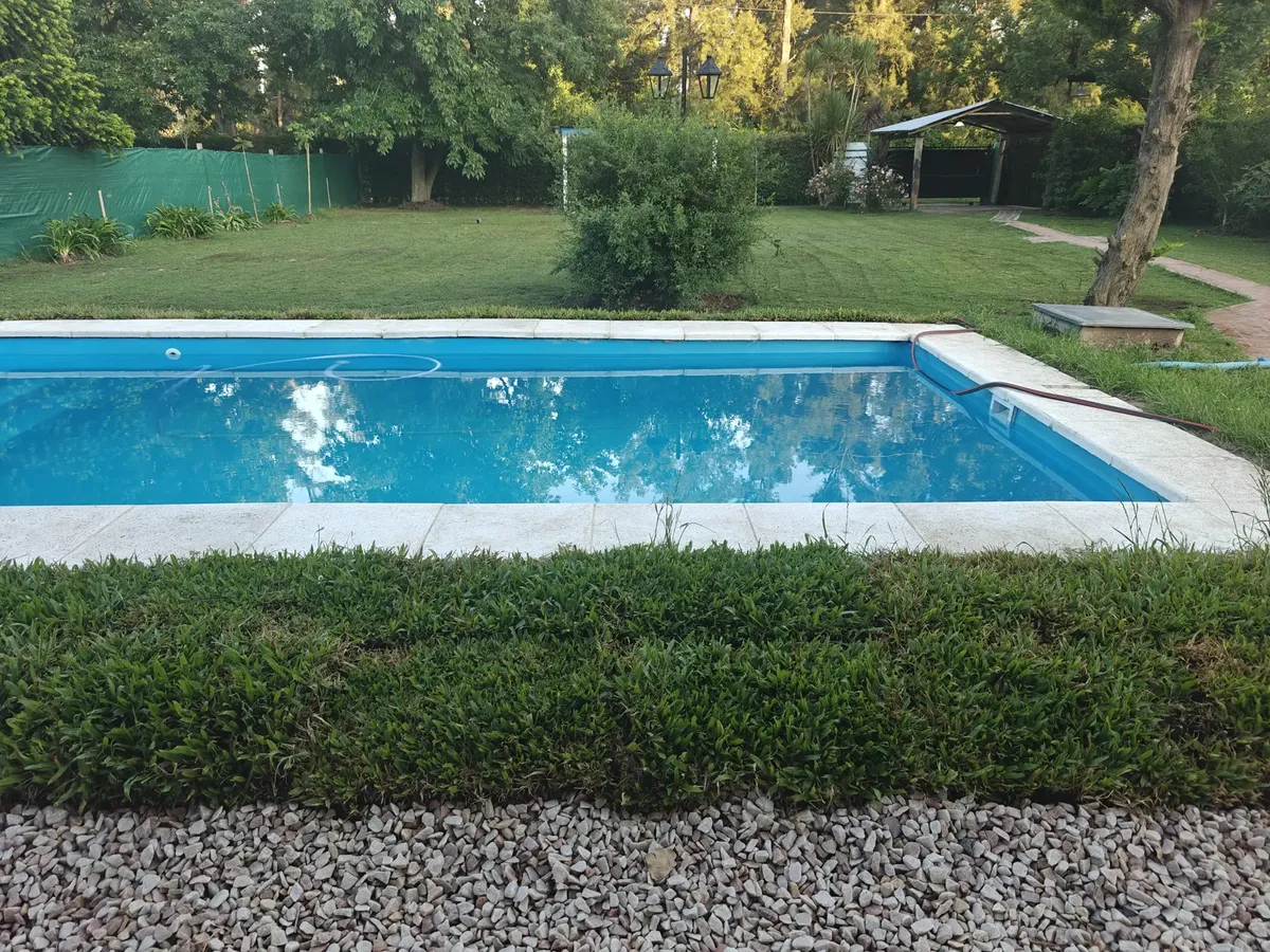 Casa Con Piscina Y Parrilla, A Solo Una Hora De Capital, En Un Barrio De Otras Casas Quintas, Tranquilo Y Seguro. Cuenta Con 5 Habitaciones Amplias Y Un Living Comedor. Totalmente Equipada