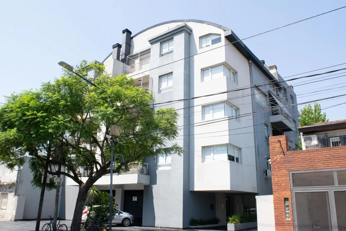 Apartamento de dois ambientes com 1 dormitório e vaga de garagem em Martínez