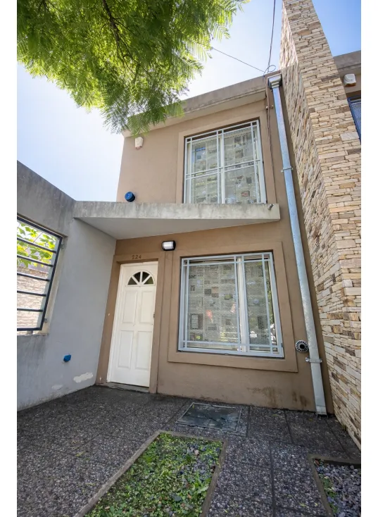 Apartamento duplex com 2 dormitórios em Ituzaingó