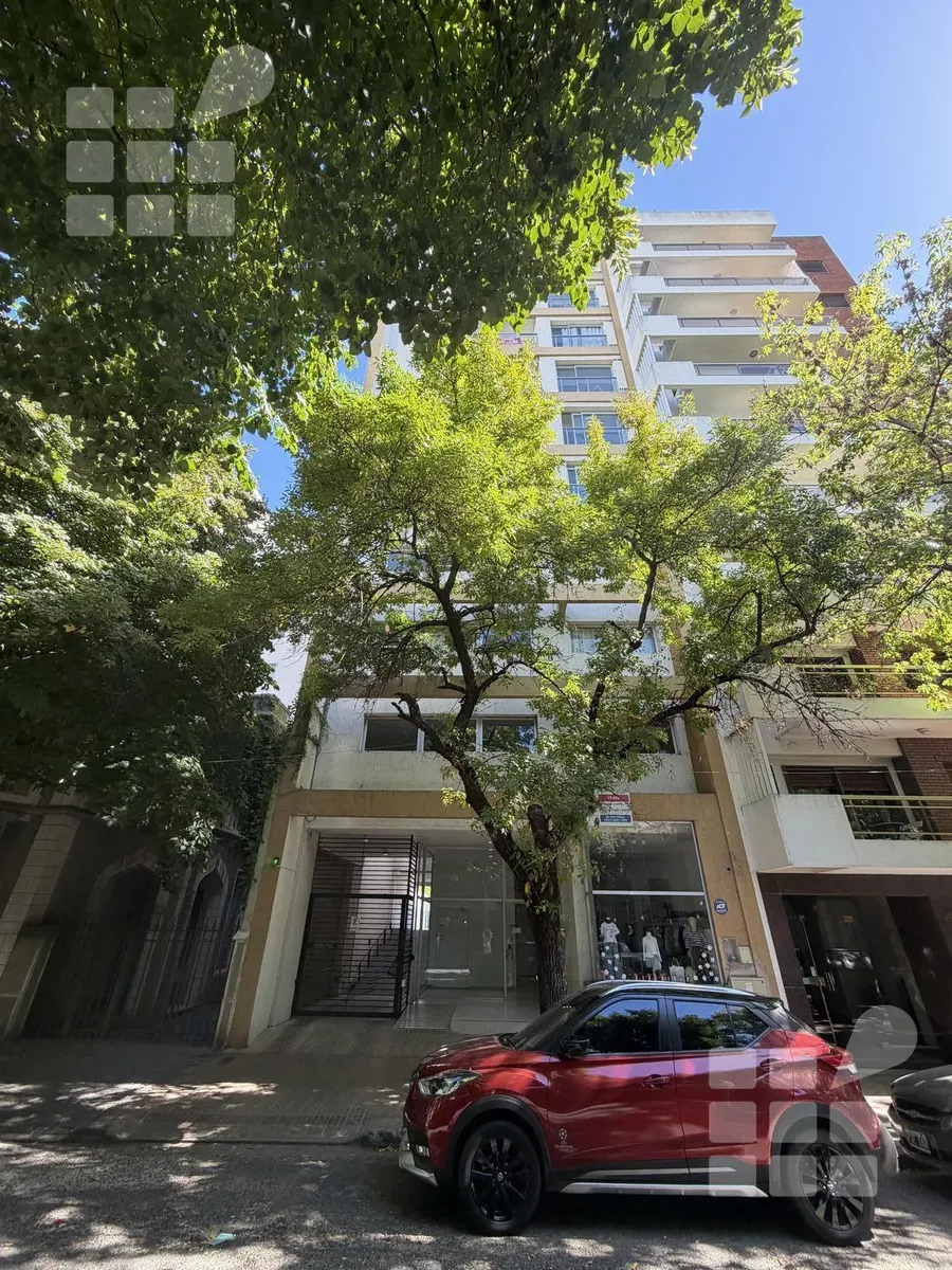 Monoambiente al frente con cochera en La Plata