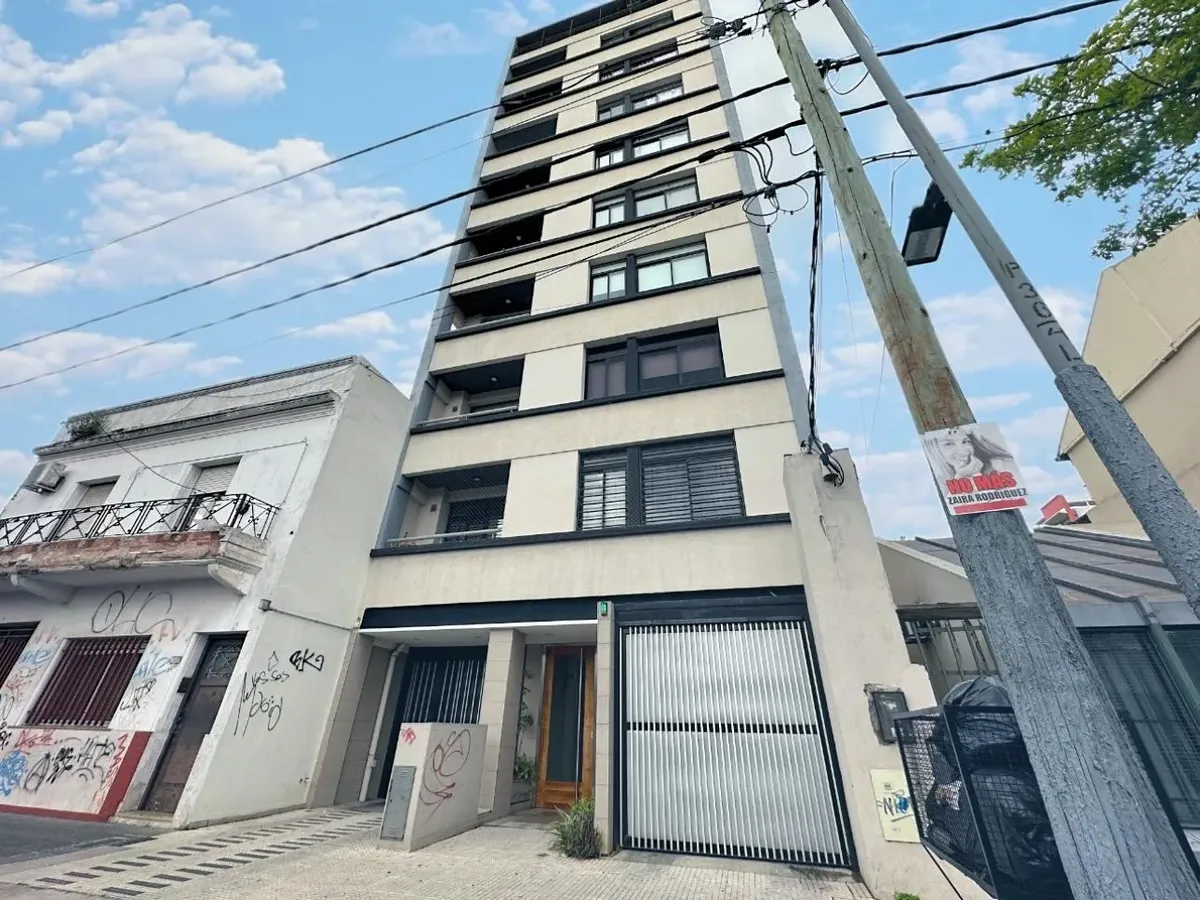 Apartamento de três ambientes com varanda em General San Martín