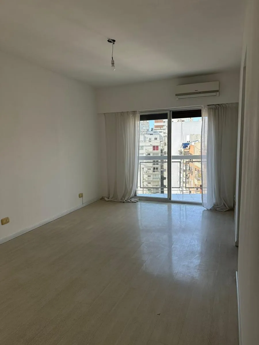 Apartamento de dois ambientes no contra-frente em Colegiales, 9º andar