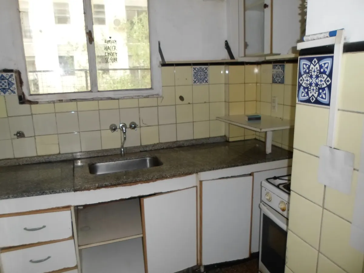 Departamento de 3 ambientes con balcón y patio en Almagro