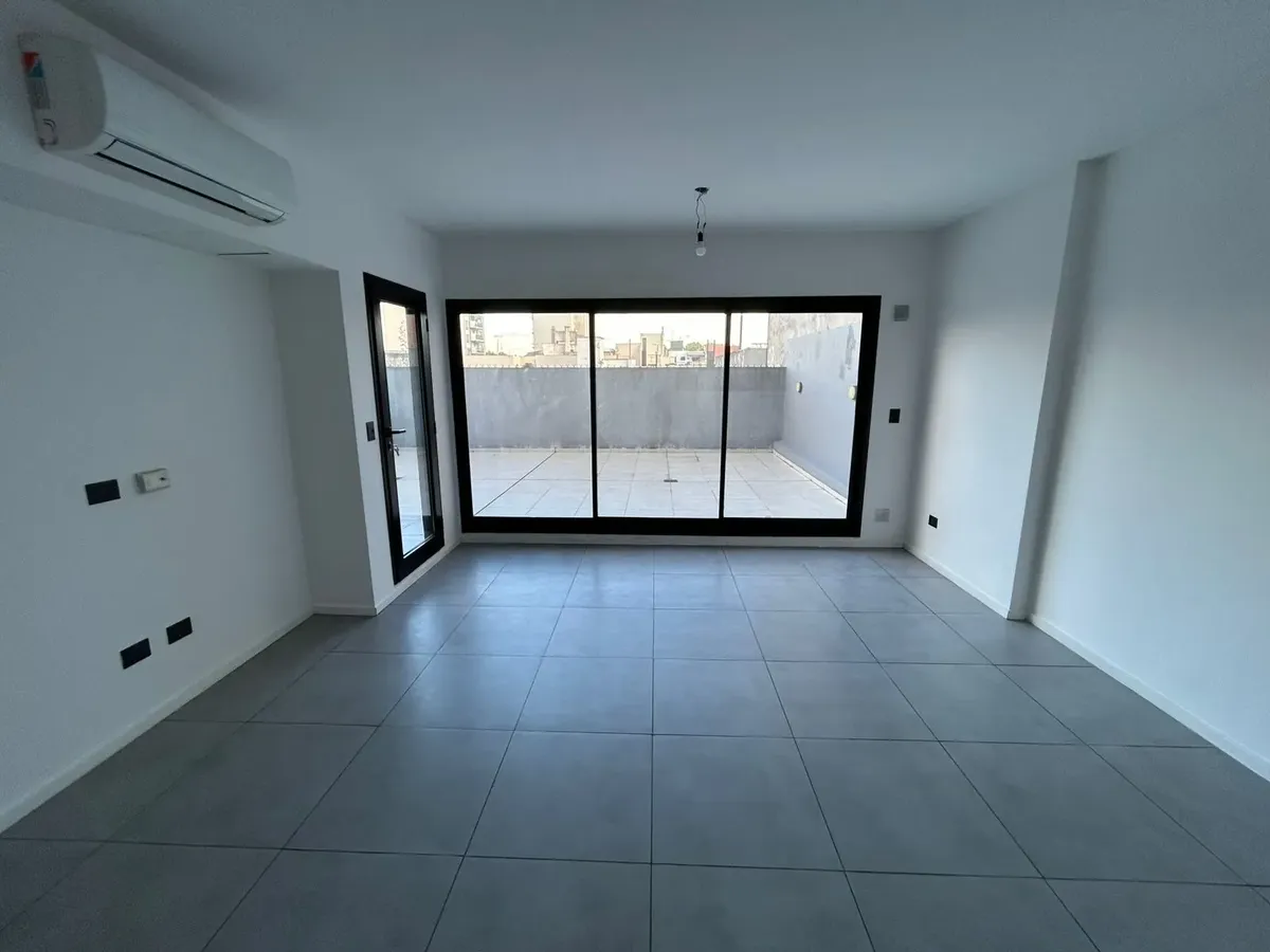 Apartamento de dois ambientes com pátio em Boedo