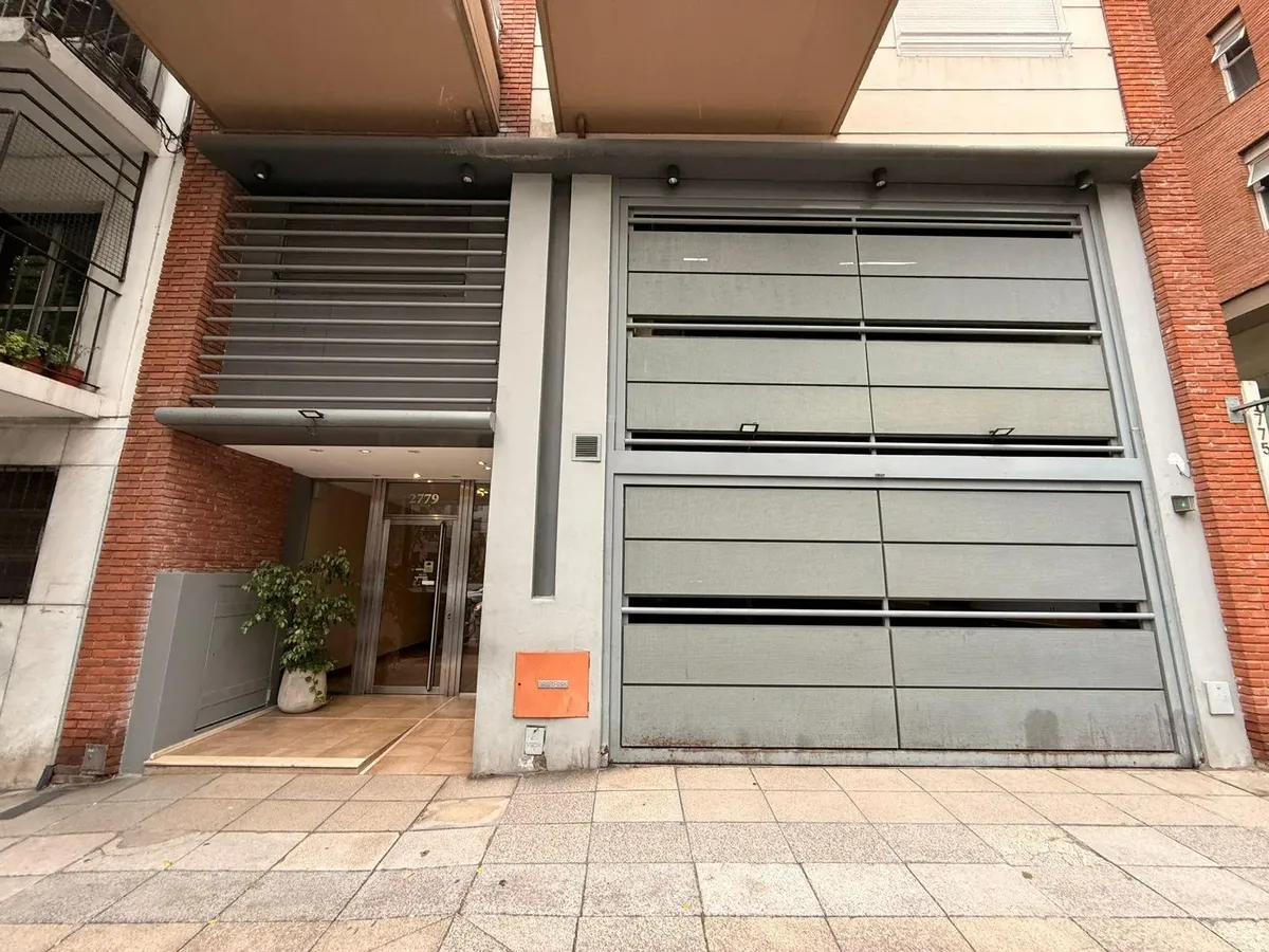 Apartamento de três ambientes com pátio e vaga coberta em Palermo