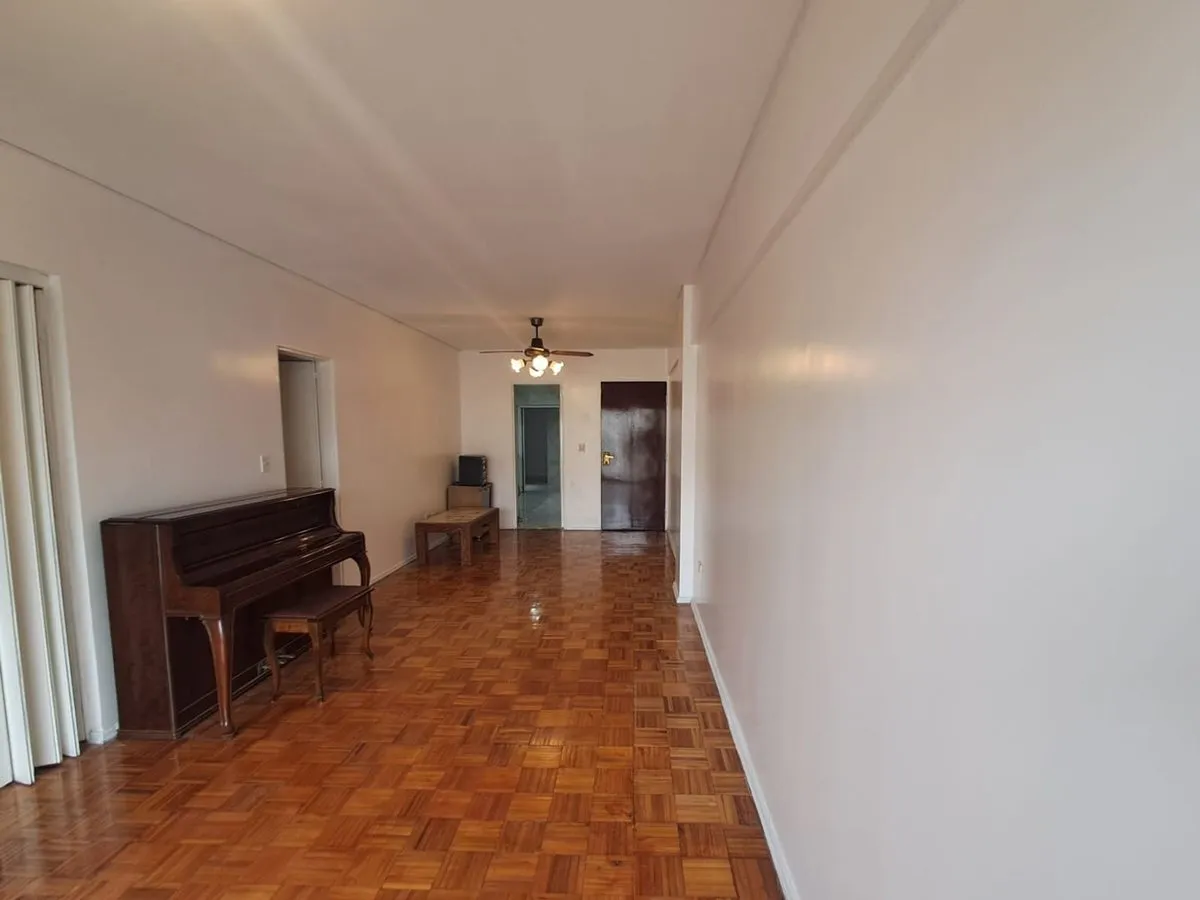 Apartamento de cinco ambientes com quarto de serviço e garagem fixa em Palermo