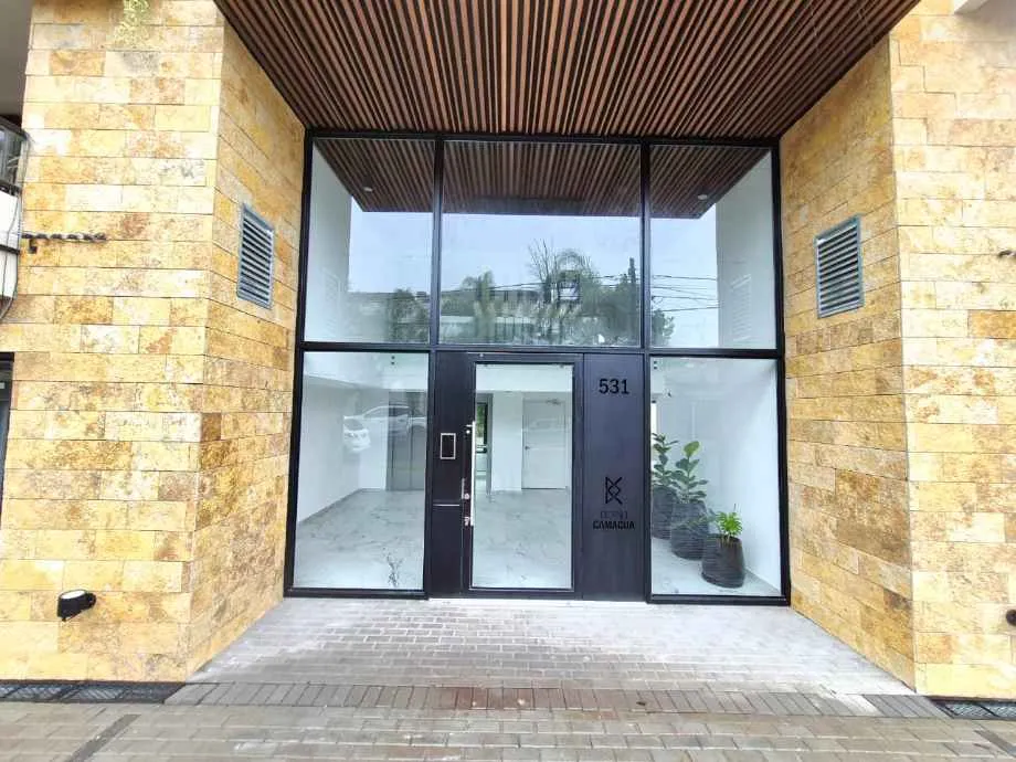 Kitnet novo (nunca habitado) com varanda e vaga de garagem em Ituzaingó