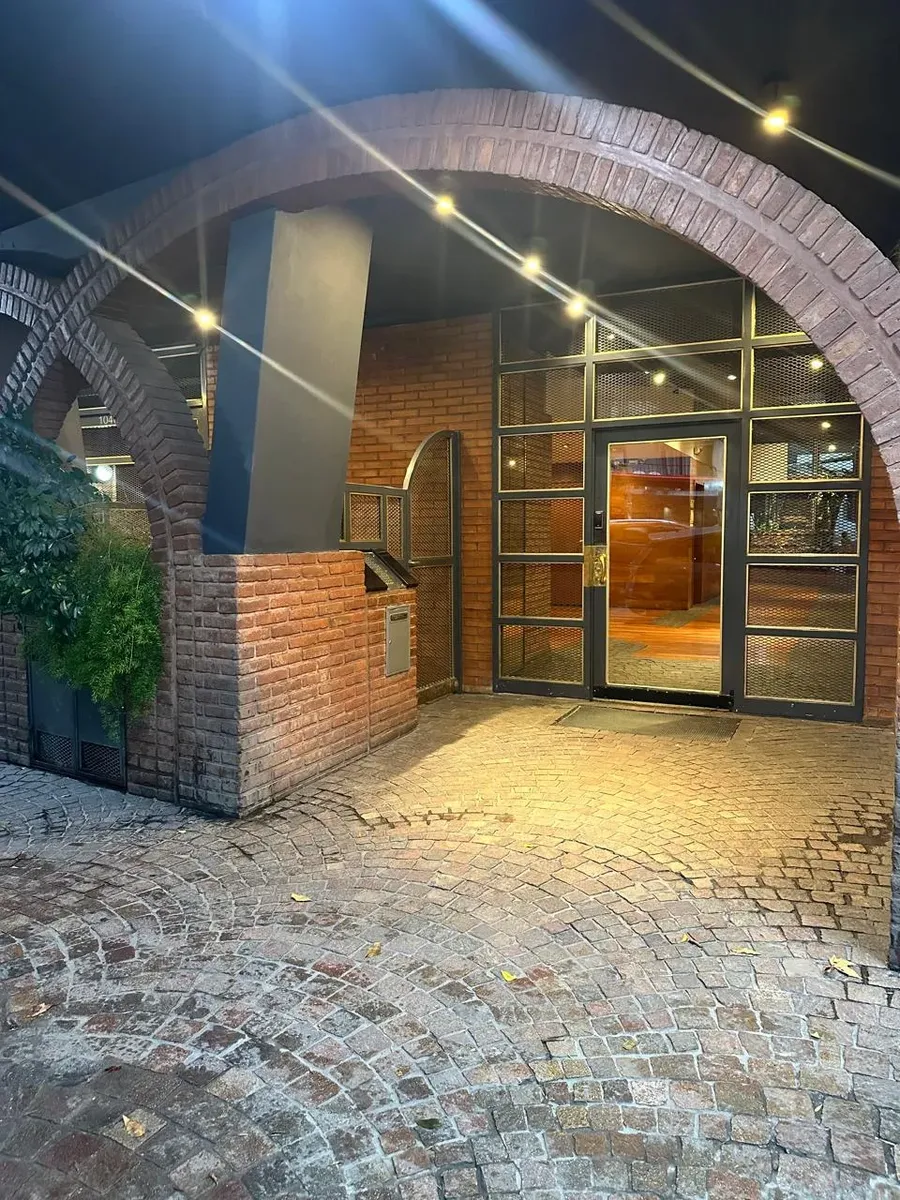 Apartamento de dois ambientes com varanda, pátio e vaga dupla em Caballito