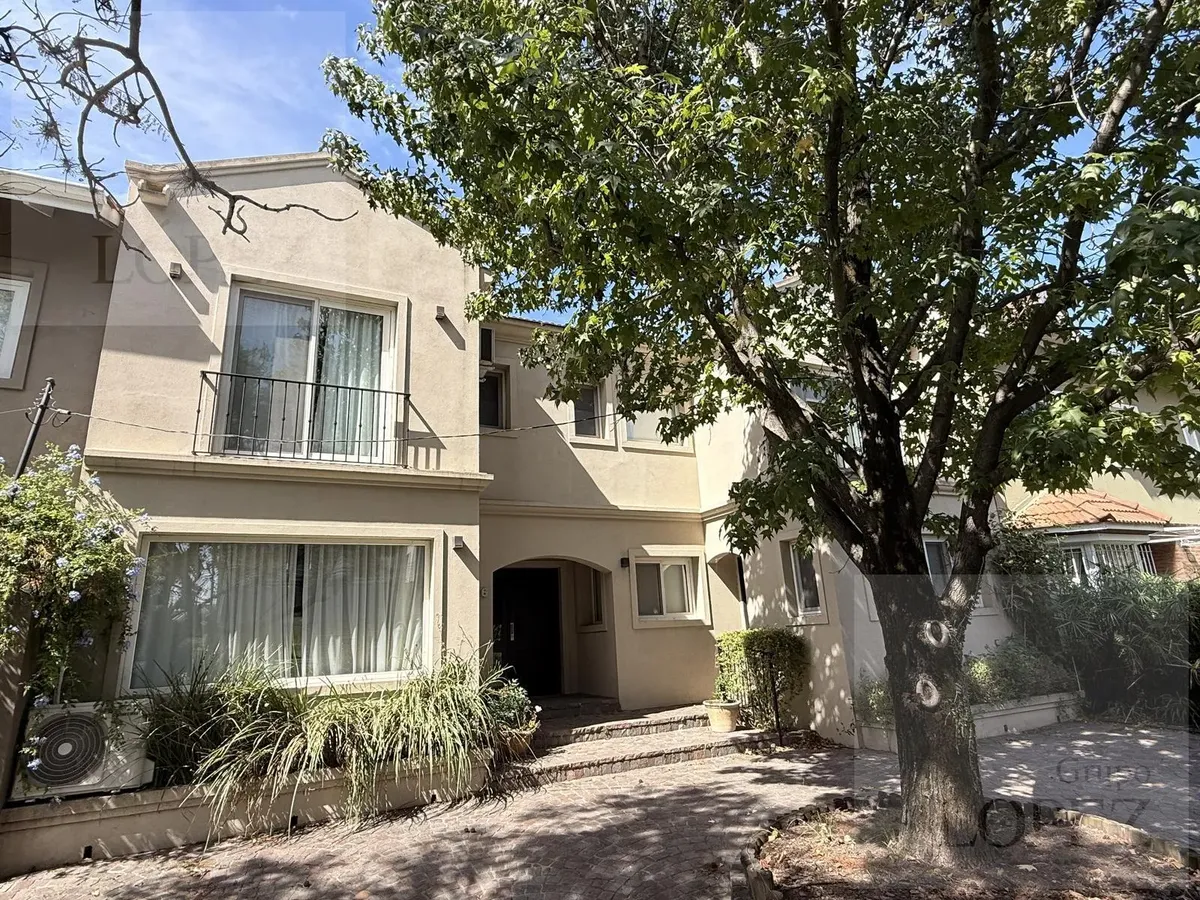 Three-bedroom house in Victoria private gated community San Isidro Labrador