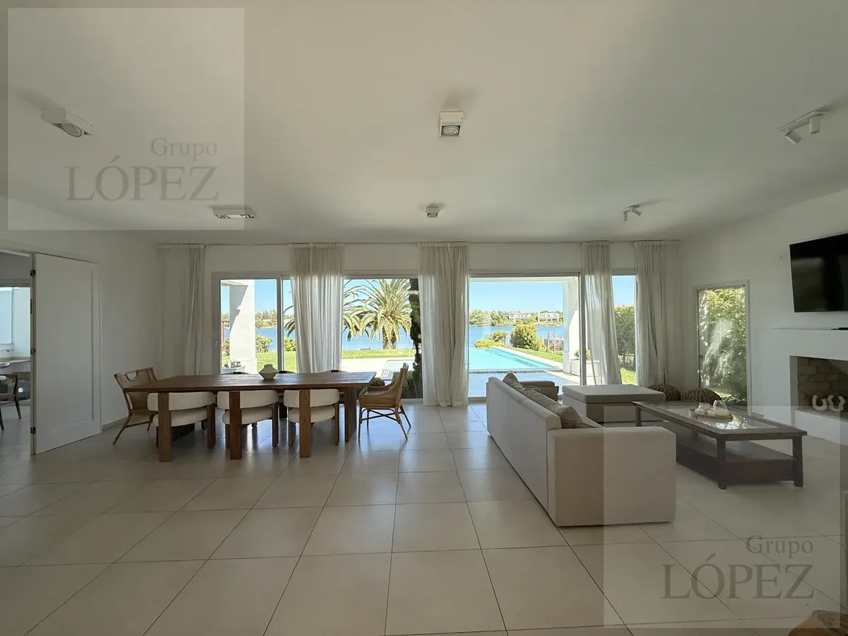 Furnished five-bedroom house in Tigre with lake view