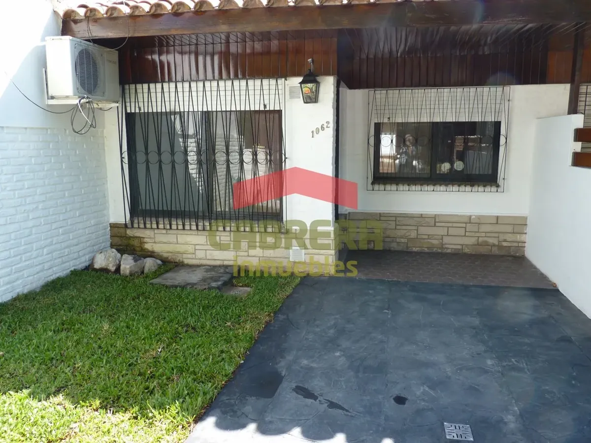 Duplex de 3 ambientes com 2 quartos, garagem fixa, pátio e área de churrasco em Martínez