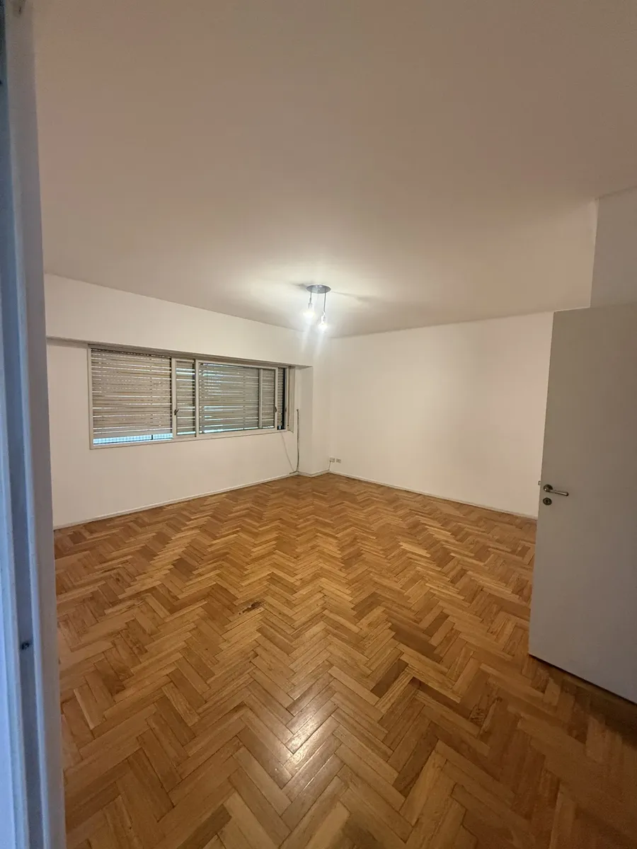 Large three-room apartment in Flores