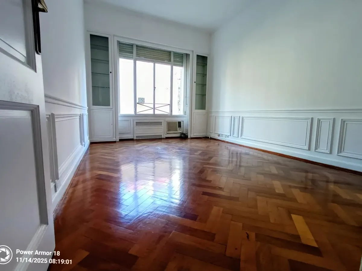 Apartamento de quatro dormitórios com vaga de garagem em Palermo