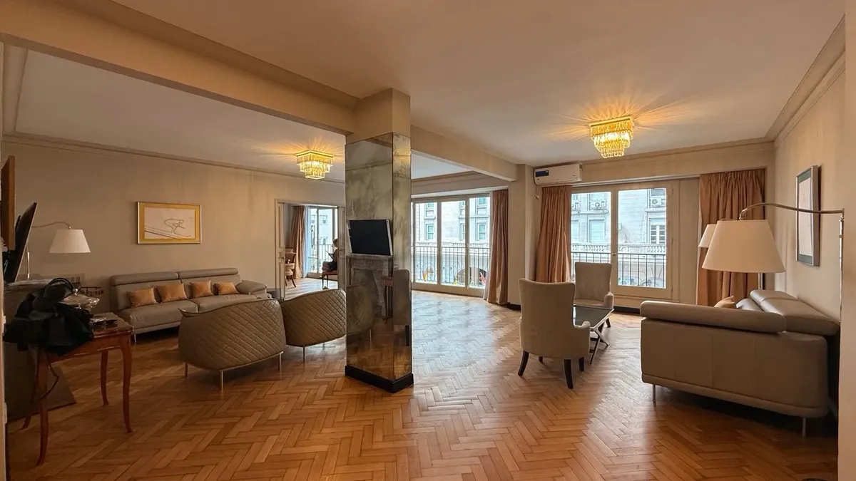 Apartamento de quatro dormitórios com varanda em Recoleta