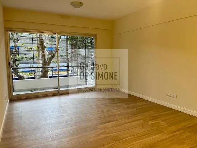Refurbished two-bedroom apartment with parking in Vicente López