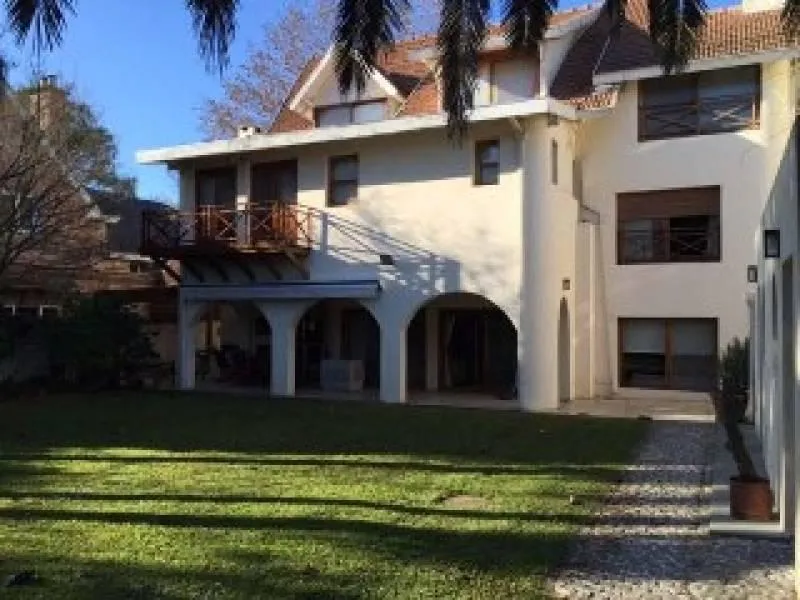 Casa em estilo mediterrâneo em Beccar