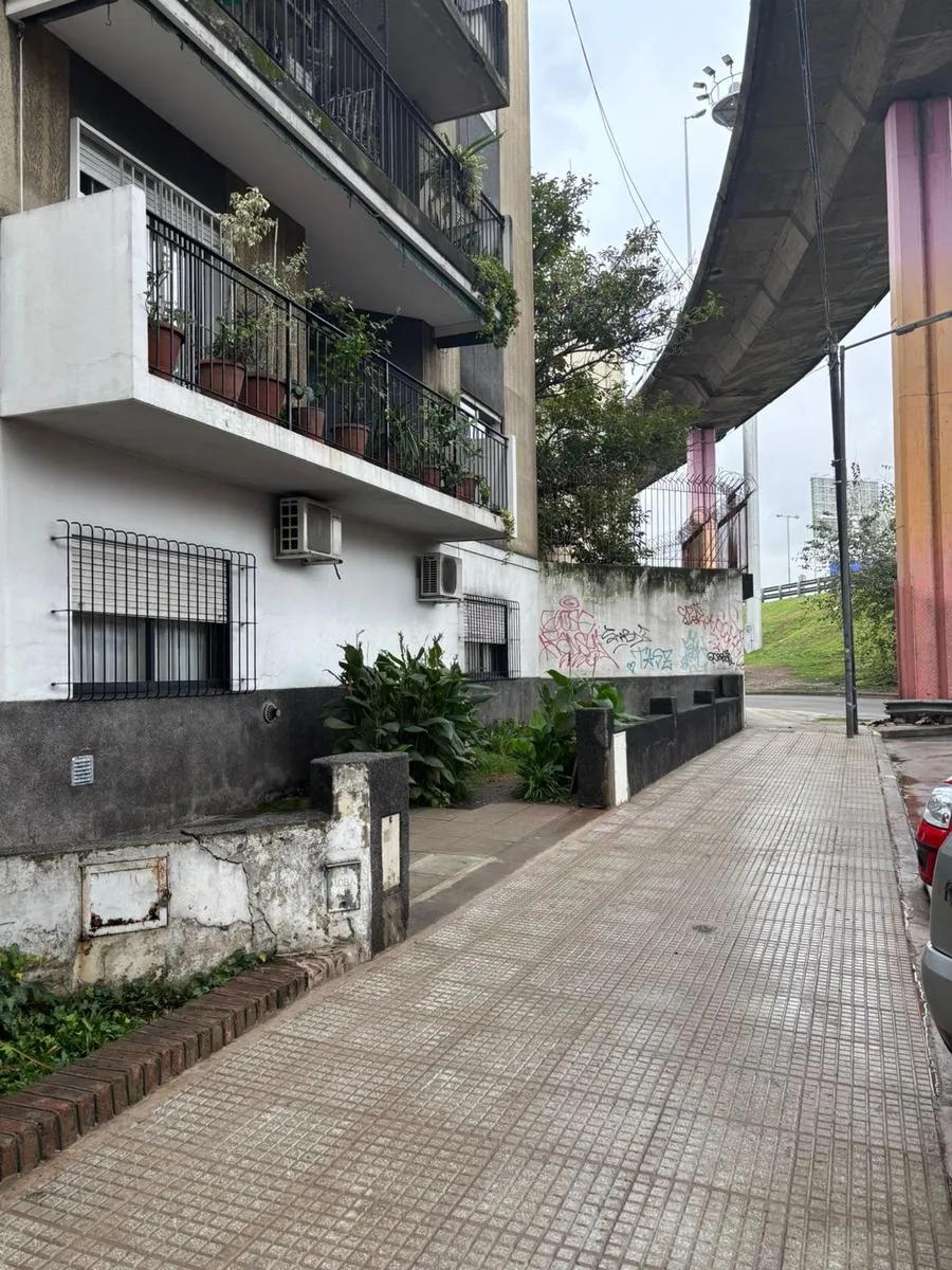 Apartamento de 3 ambientes (2 dormitórios) em Liniers, de fundos