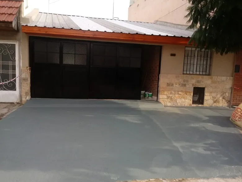 Casa com 3 dormitórios e vaga de garagem em Lanús