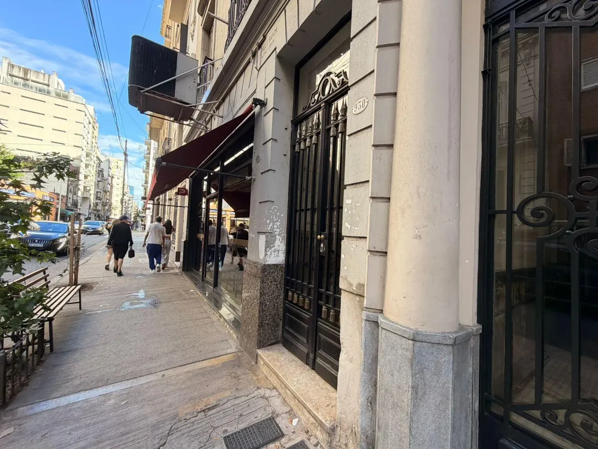 Two-bedroom apartment with study in Recoleta