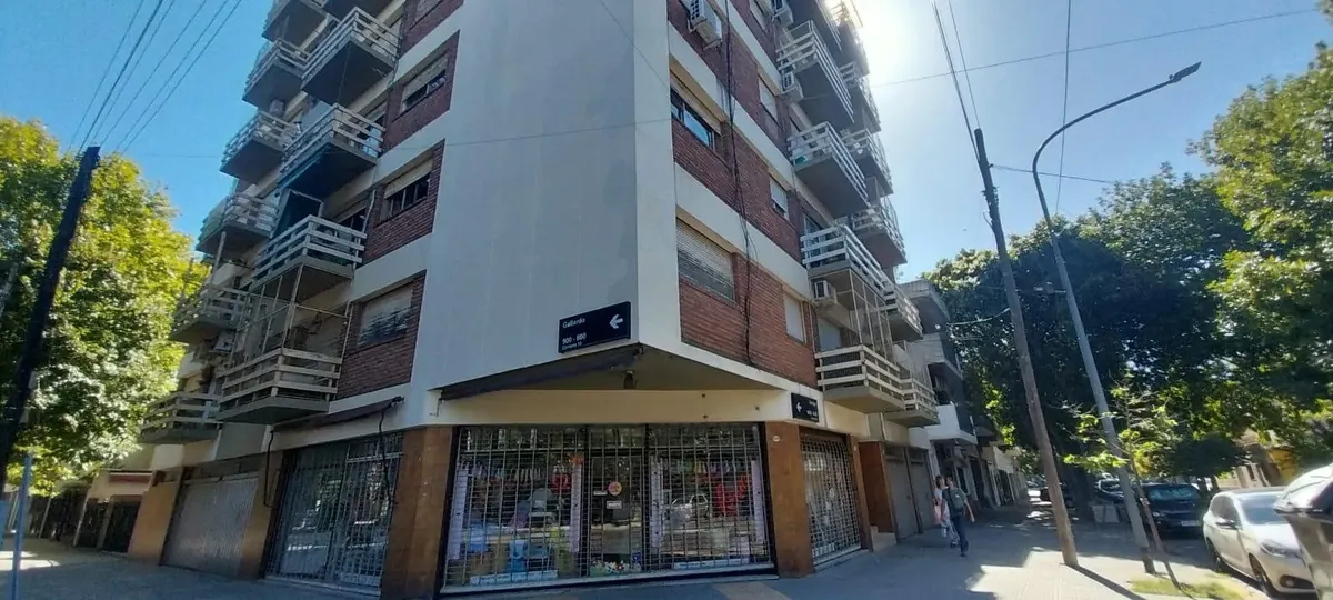 Apartamento de 2 ambientes de frente com varanda em Versalles