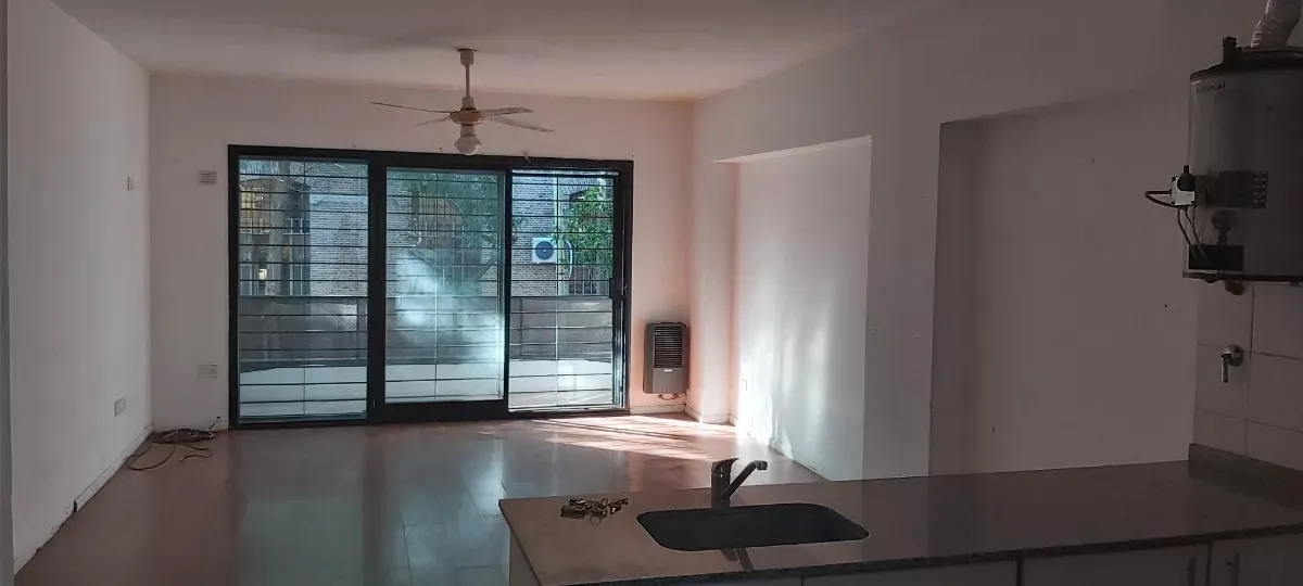 Departamento con balcón, patio y cochera en Villa Crespo