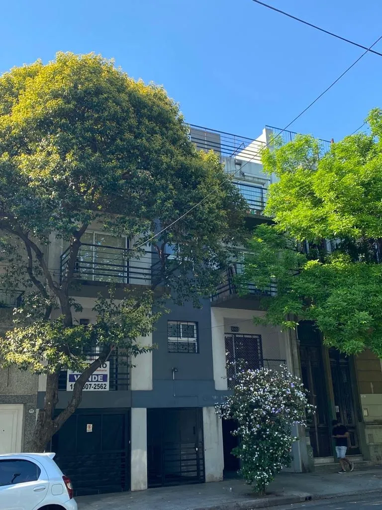 Apartamento de dois ambientes com varanda e terraço em Boedo