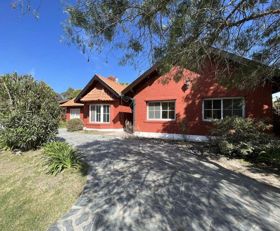 Single-storey three-bedroom house in Echeverría del Lago, Canning